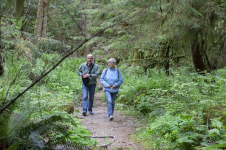 Jan en Jose in het bos bij Cathedral Cove